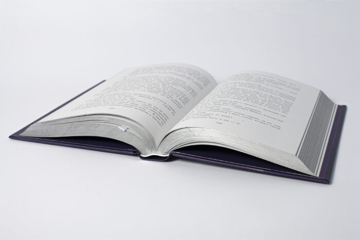 Розгорнута книга Блідий вершник Бернарда Корнвелла українською мовою