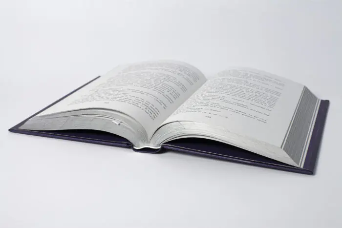 Розгорнута книга Блідий вершник Бернарда Корнвелла українською мовою