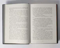 Розворот книги Володарі півночі Бернарда Корнвелла з уривком тексту українською мовою