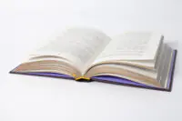 Розгорнута книга Пісня меча Бернарда Корнвелла — внутрішні сторінки українського видання