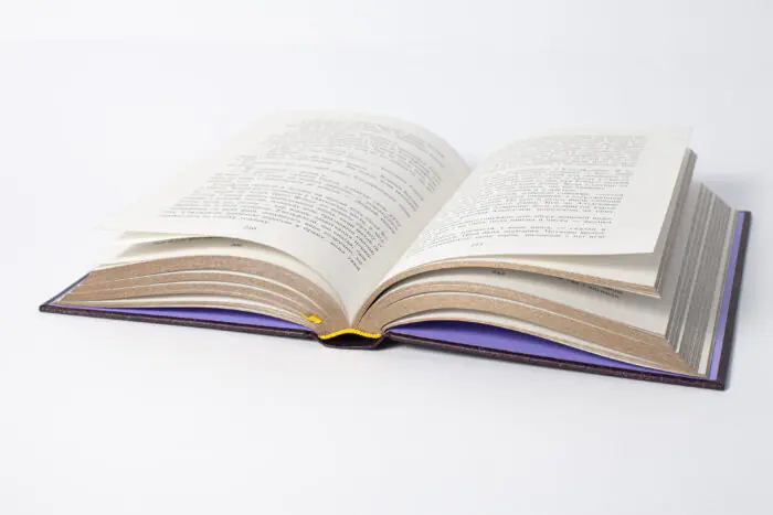Розгорнута книга Пісня меча Бернарда Корнвелла — внутрішні сторінки українського видання
