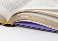 Золотий зріз сторінок книги Пісня меча Бернарда Корнвелла — українське видання в твердій обкладинці