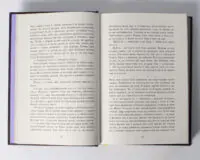Розворот книги Пісня меча Бернарда Корнвелла з уривком тексту українського видання