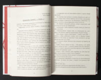 Розворот книги Посібник з убивства для хорошої дівчинки з нотатками