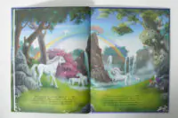 Розворот книги Маленька одноріжка Зіронька з прогулянкою біля струмка