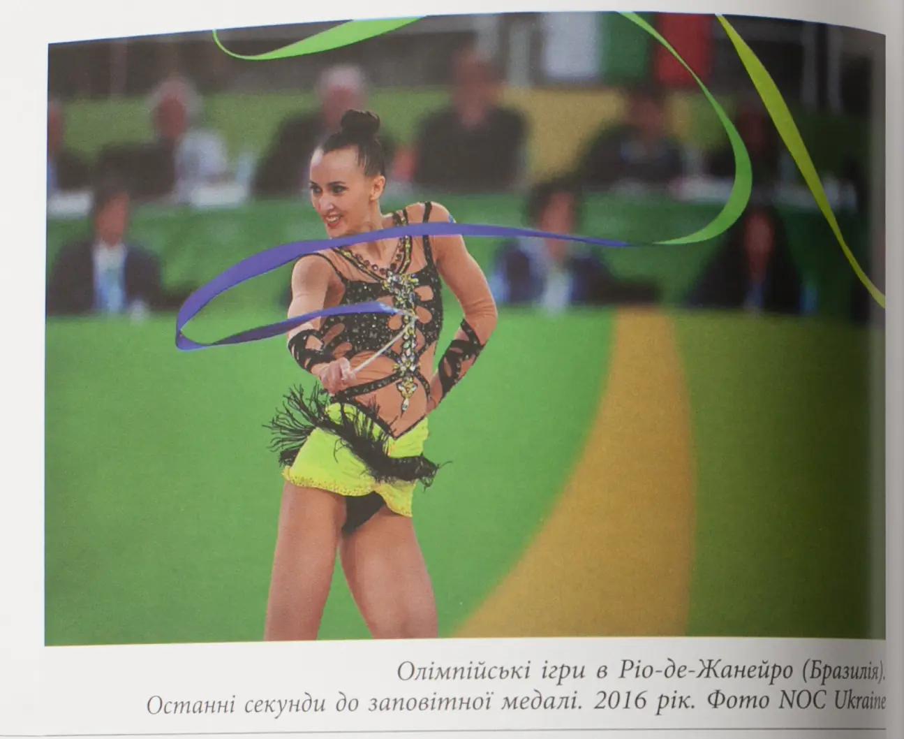 Анна Різатдінова під час виступу з булавою на Олімпійських іграх у Ріо-де-Жанейро 2016 року