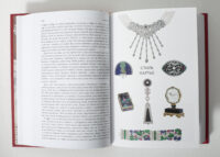 Ілюстрації ювелірних виробів Cartier у книзі про історію бренду
