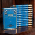 Антикварне видання журналу Основа 1861–1862 років у синій палітурці на дерев’яній полиці