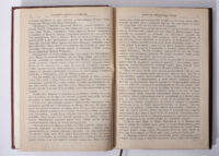 Розворот антикварної книги 1883 року з текстом про коронацію Олександра III та імператорські регалії