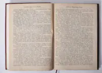Розворот антикварної книги 1883 року з текстом про коронацію Олександра III та імператорські регалії