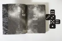 Книга Місто в колодязі Любов Янь — титульний розворот та паперова закладка кубик