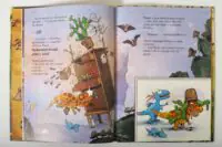 Розворот книги Друзяки-динозаврики. Страшний крокодил з крокодилом і динозавриками у воді